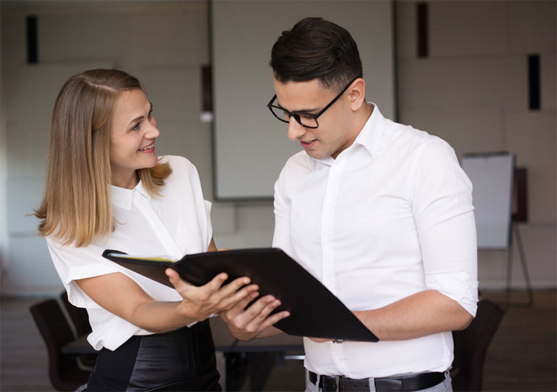 asesor-explicándole-a-un-propietario-sobre-su-contrato